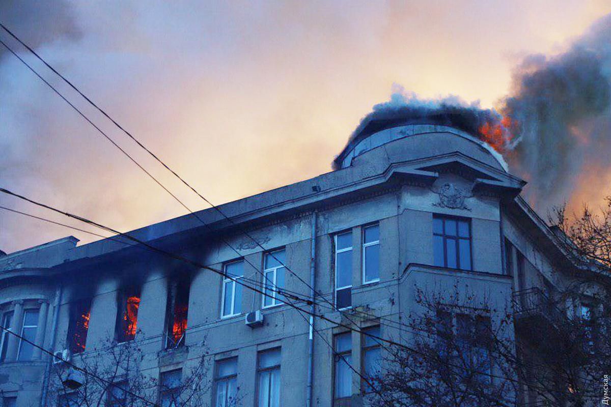 Пожежа в коледжі Одеси: з’явилося відео 18+, як люди падають з вікон 