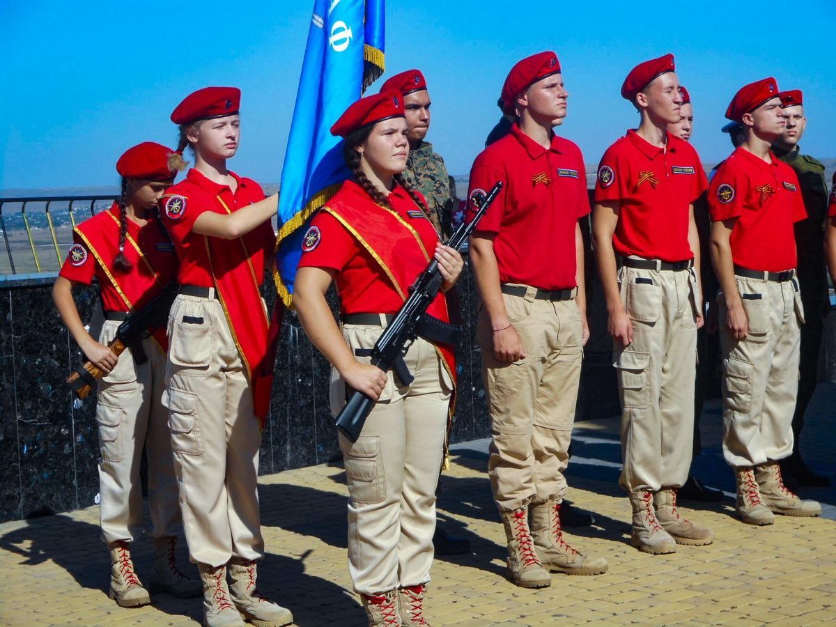 В Крыму оккупанты заставляют детей рыть окопы и ходить строем: шокирующее видео В Крыму оккупанты заставляют детей рыть окопы и ходить строем: шокирующее видео