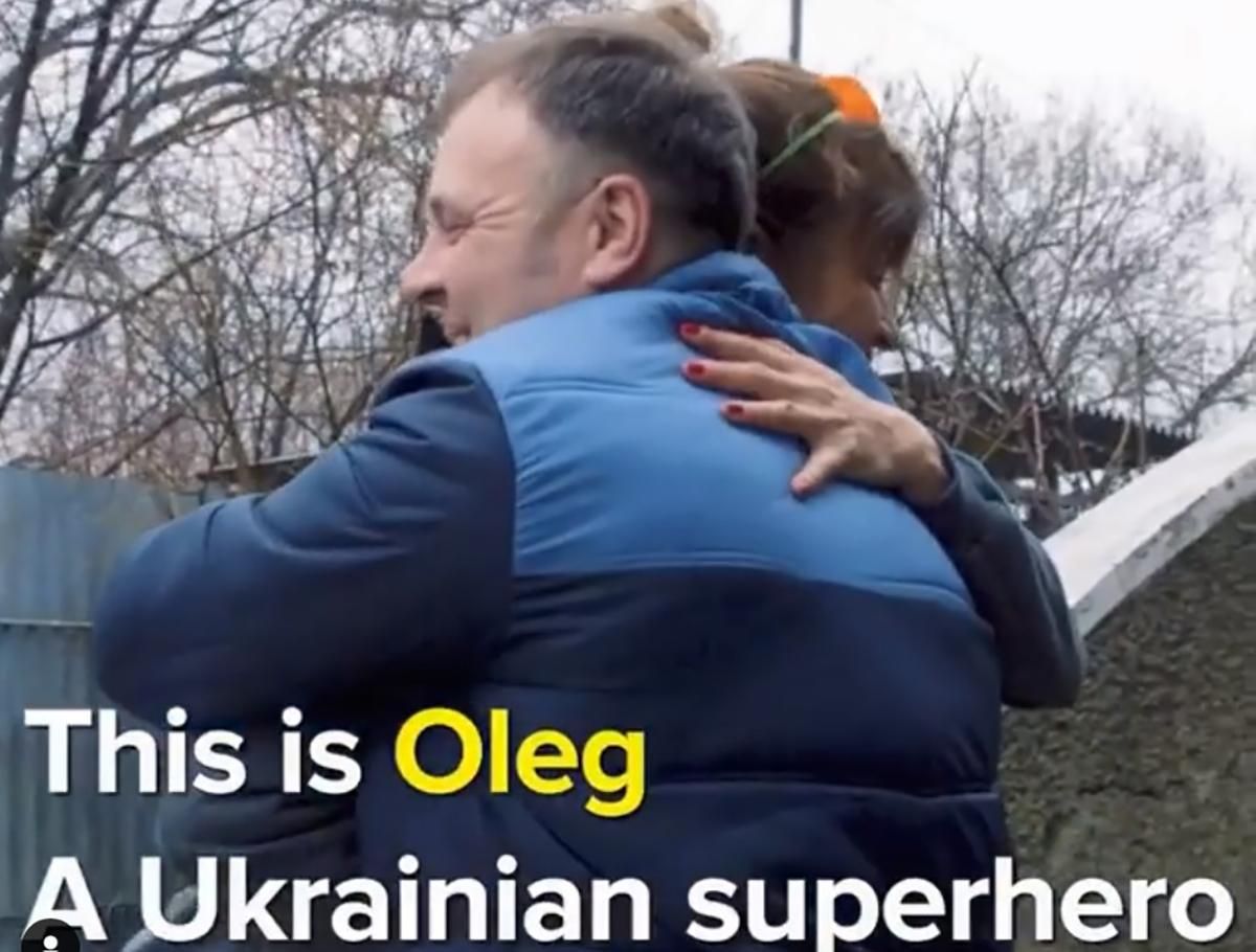 Відома модель Гелена Крістенсен виклала відео про українця, який допомагає переселенцям