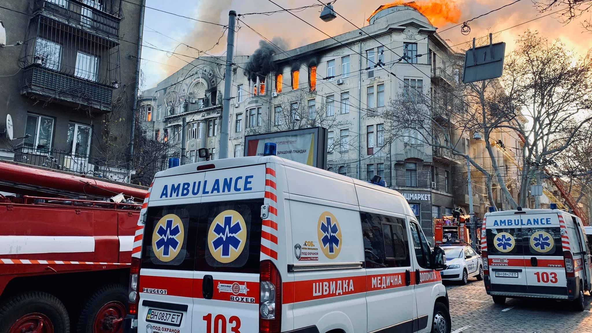Пожежа у коледжі в Одесі: існує велика загроза завалення стін
