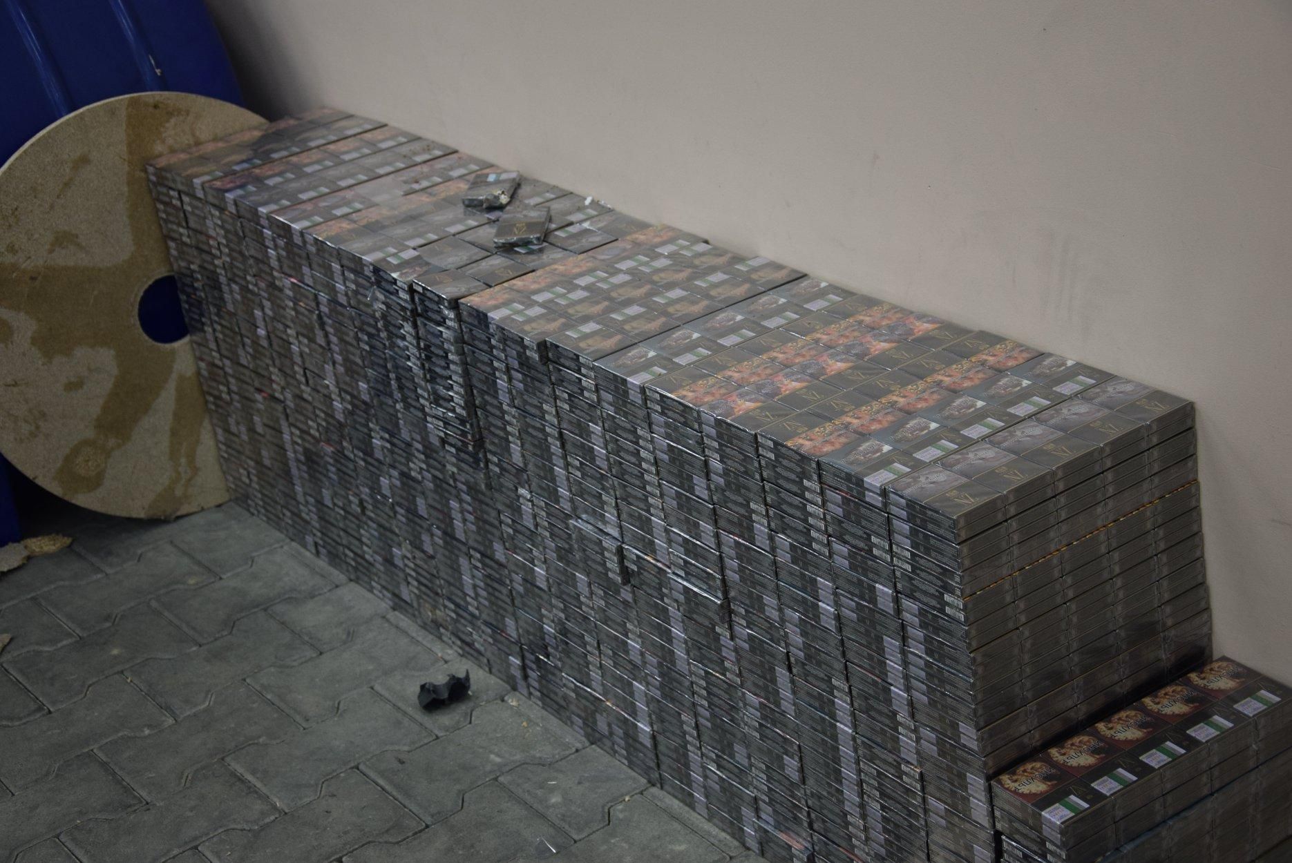 Из России в ЕС пытались вывезти рекордную партию сигарет: фото Из России в ЕС пытались вывезти рекордную партию сигарет: фото