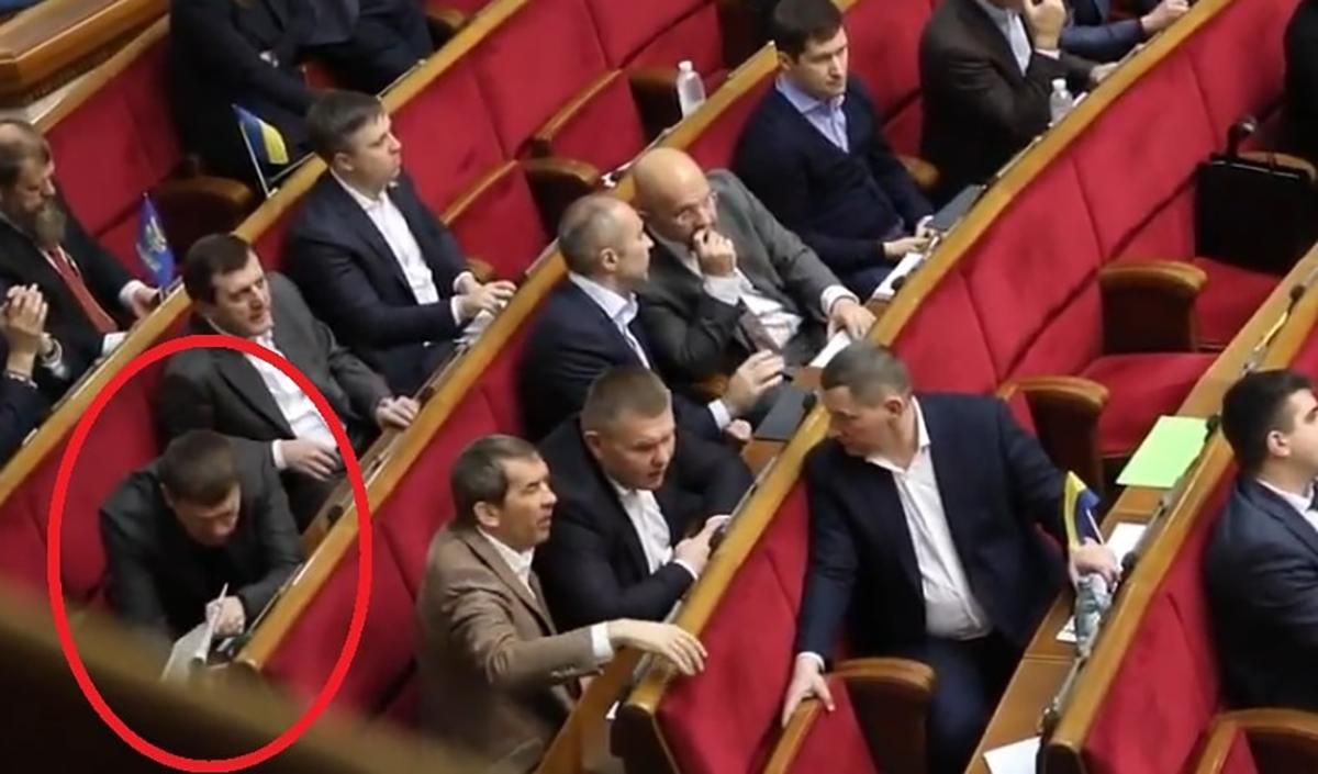 Прикрыл руку газетой: очередное кнопкодавства депутата Горвата в Раде – видео Прикрыл руку газетой: очередное кнопкодавства депутата Горвата в Раде – видео