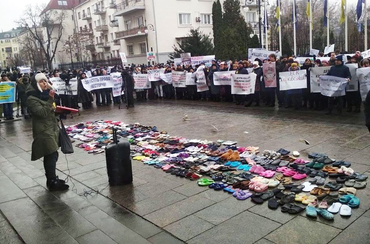 Під Офіс Президента принесли домашні капці: в чому справа Під Офіс Президента принесли домашні капці: в чому справа