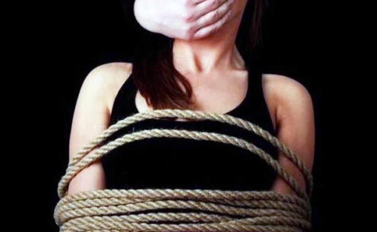 Помощницу нардепа попытались похитить неизвестные Помощницу нардепа попытались похитить неизвестные