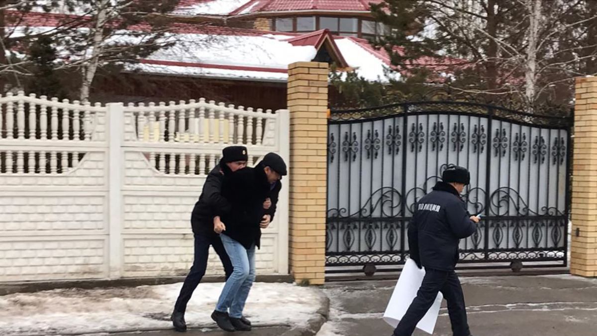 Токаев назвал Крым российским: художник пытался извиниться, но его схватили Токаев назвал Крым российским: художник пытался извиниться, но его схватили