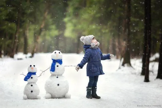 Дитина з сніговиком