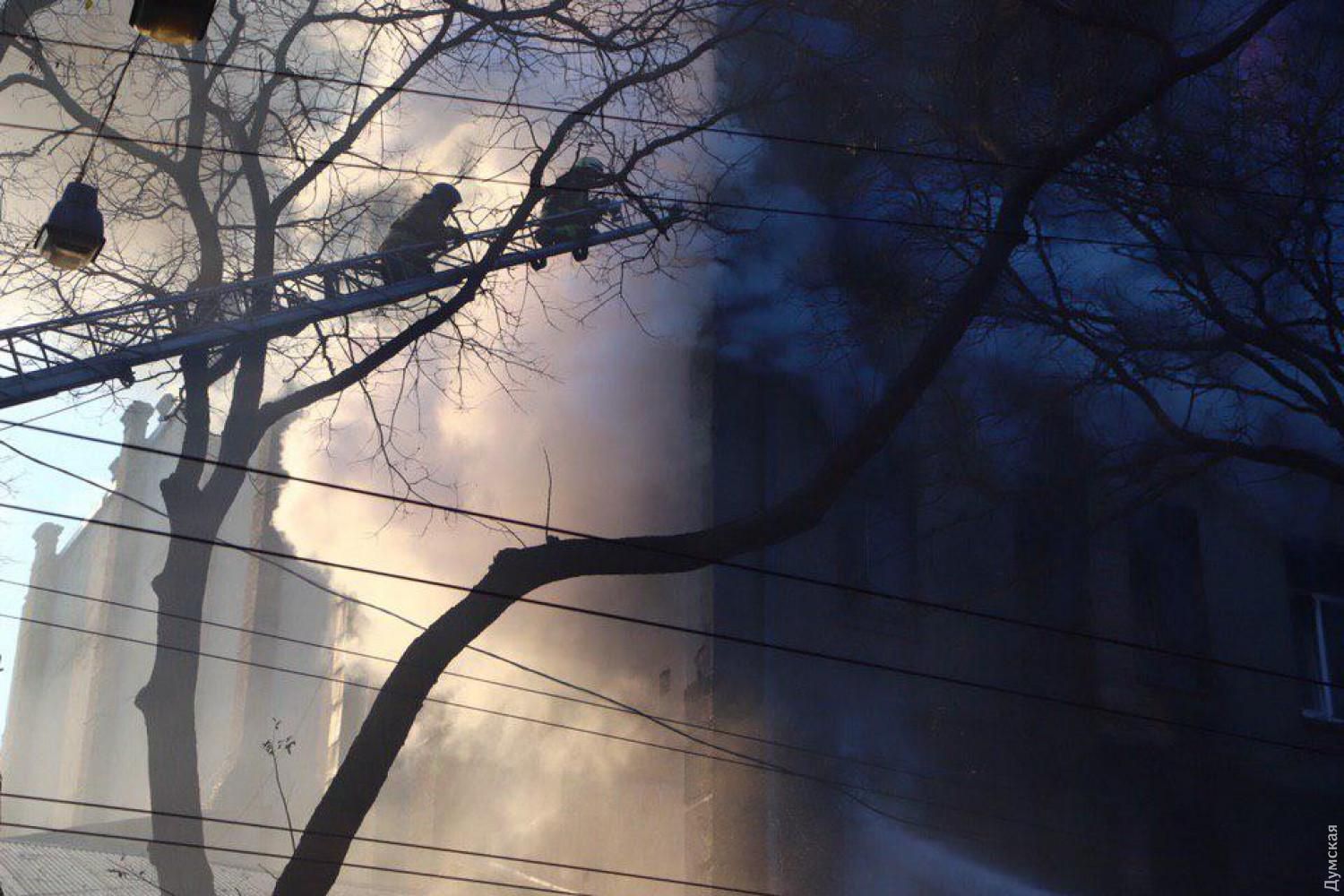 Пожар в Одессе на Троицкой в колледже экономики 04.12.2019