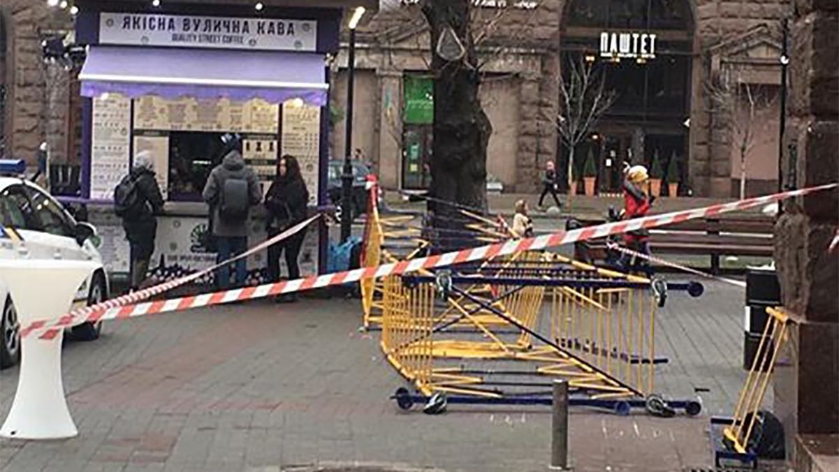 У центрі Києва на жінку завалилася металева будівельна конструкція: відео У центрі Києва на жінку завалилася металева будівельна конструкція: відео