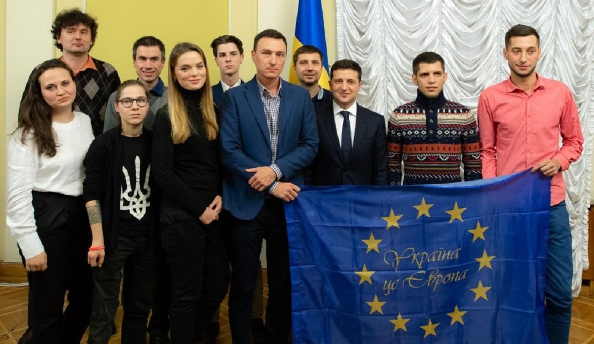 Зеленський зустрівся зі студентами, яких на Майдані побив "Беркут": фото