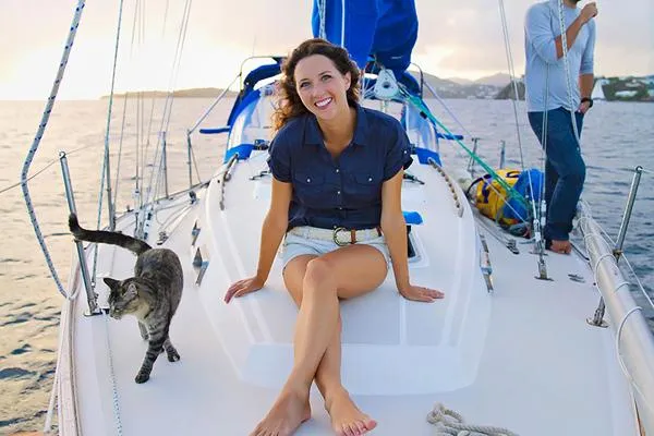 Джессіка на власній яхті з котом