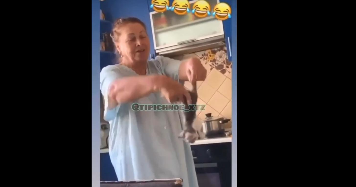 В Харькове бабушка и внучка издевались над котенком 