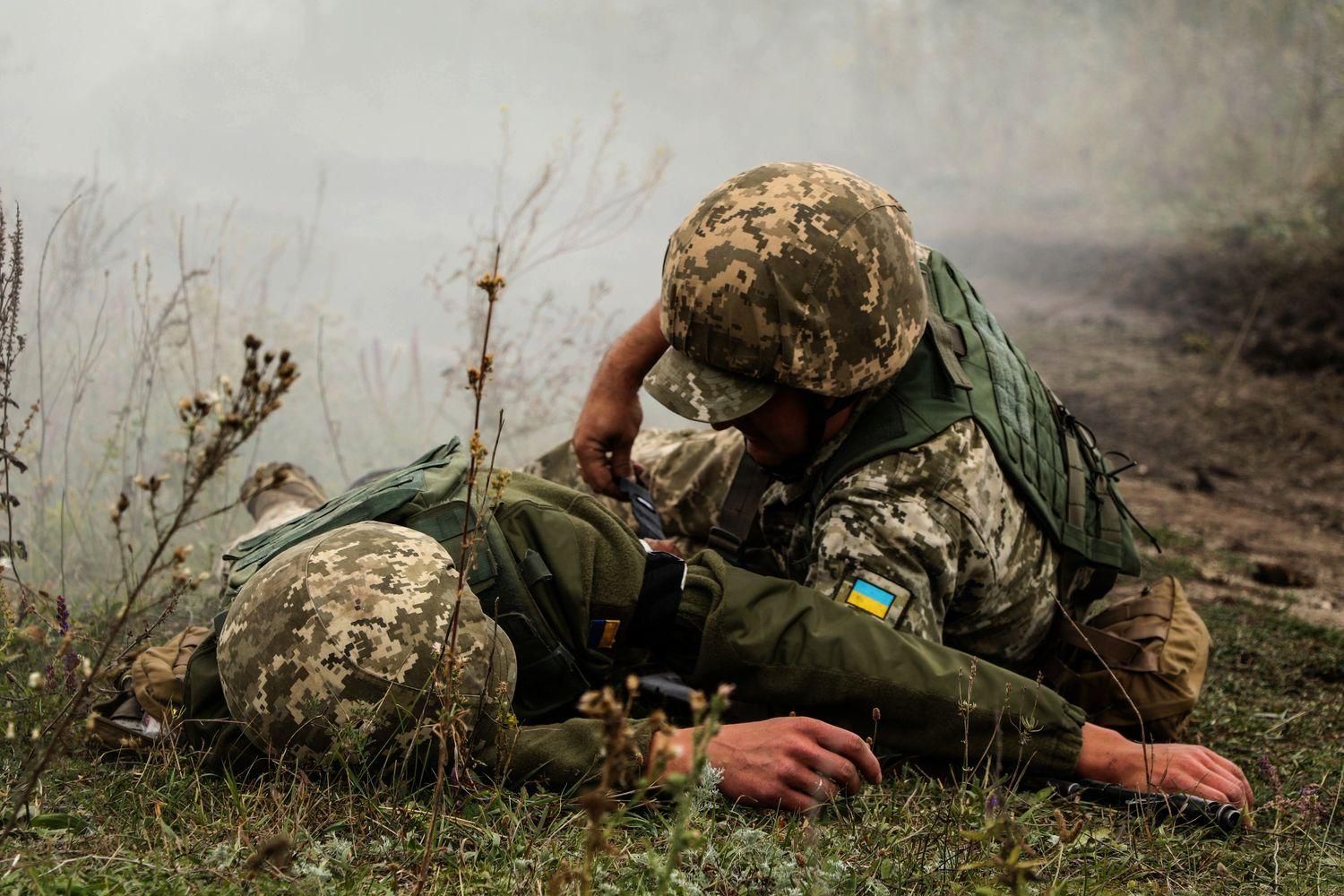 Бойовики продовжують гатити по позиціях ЗСУ: поранено українського військового