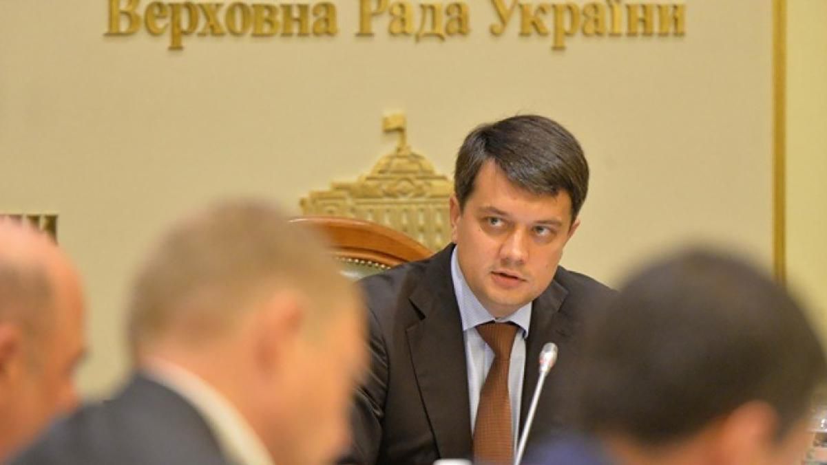 Разумков провел закрытую встречу с лидерами фракций накануне нормандского саммита Разумков провел закрытую встречу с лидерами фракций накануне нормандского саммита