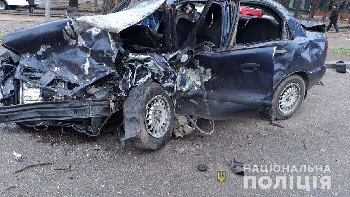 Lexus виїхав на зустрічну та влетів у таксі: загинули таксист і його пасажир – фото 18+