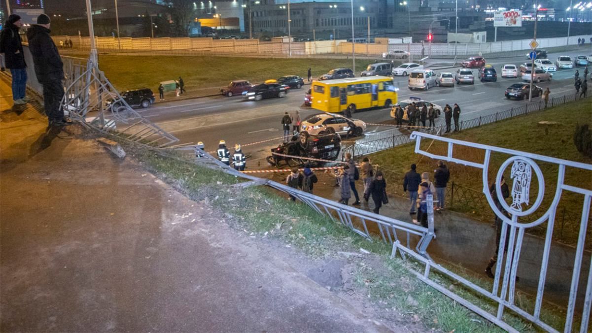 Внедорожник вылетел с моста в Киеве и упал на дорогу: машина может взорваться Внедорожник вылетел с моста в Киеве и упал на дорогу: машина может взорваться