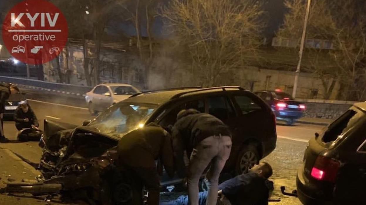 Смертельное ДТП в Киеве возле Почтовой площади: жуткое видео 21+ Смертельное ДТП в Киеве возле Почтовой площади: жуткое видео 21+