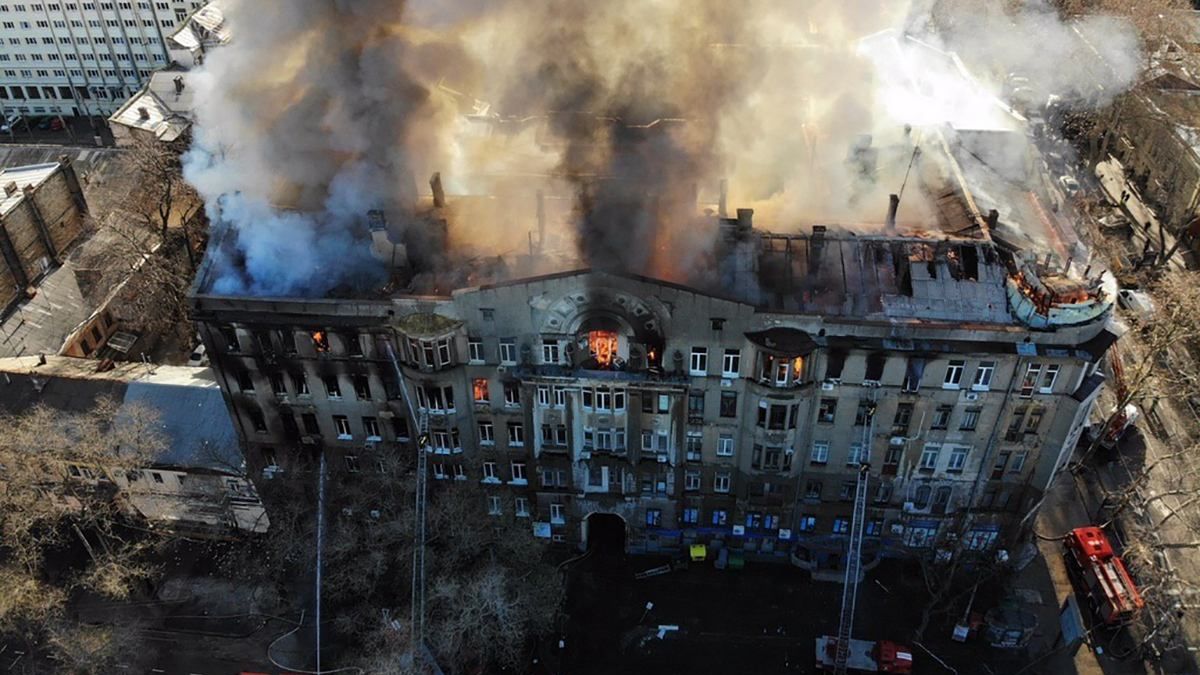 Студенти повертаються на навчання після смертельної пожежі в коледжі Одеси