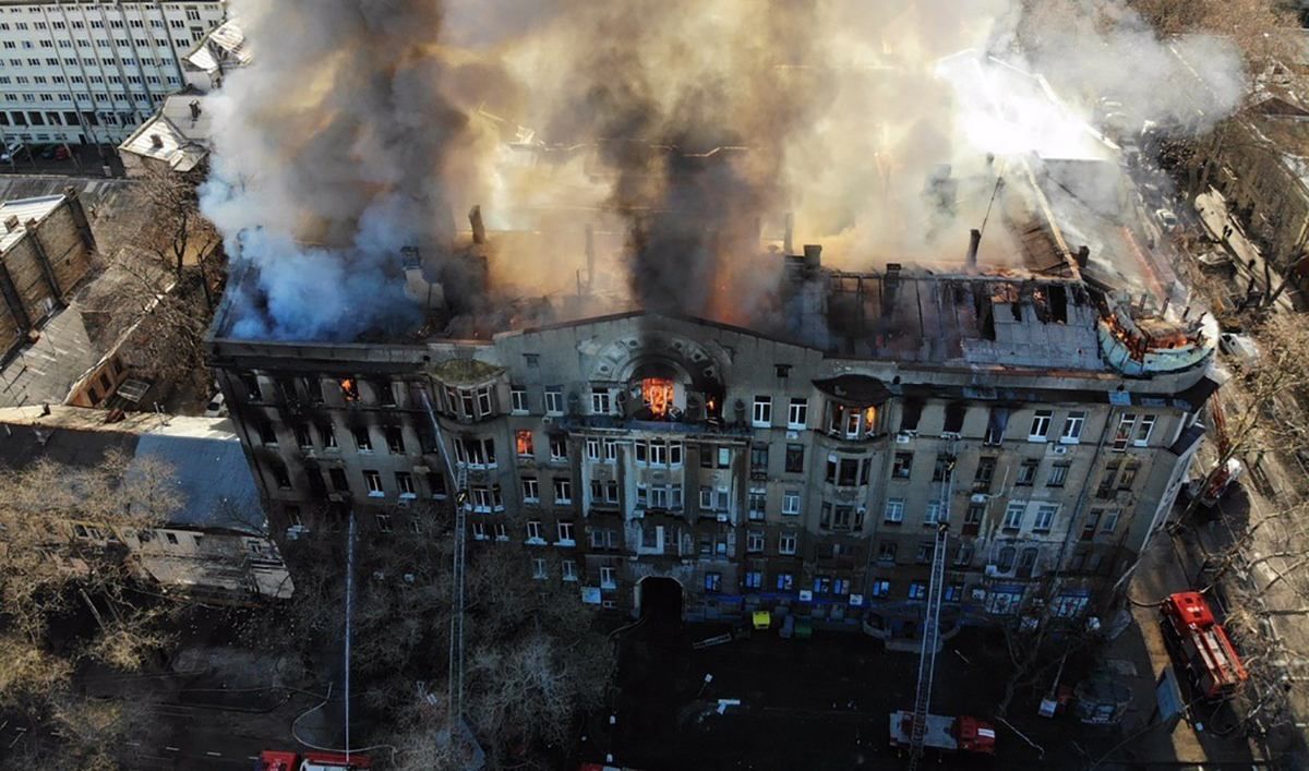 Студенти повертаються на навчання після смертельної пожежі в коледжі Одеси