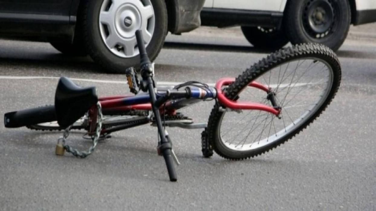 Полицейский на Житомирщине сбил насмерть велосипедиста и скрылся: его уже задержали Полицейский на Житомирщине сбил насмерть велосипедиста и скрылся: его уже задержали