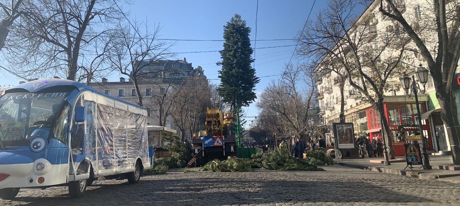 Незважаючи на траур: у центрі Одеси грає музика і готуються до Нового року – фото, відео