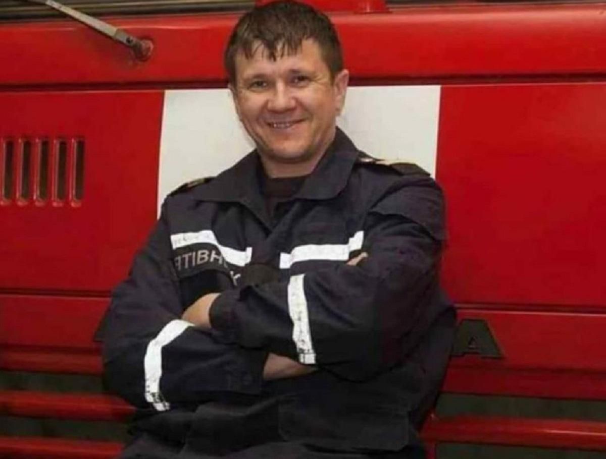 Під виття сирен і зі знятими шоломами: у ДСНС вшанували рятувальника, який загинув в Одесі