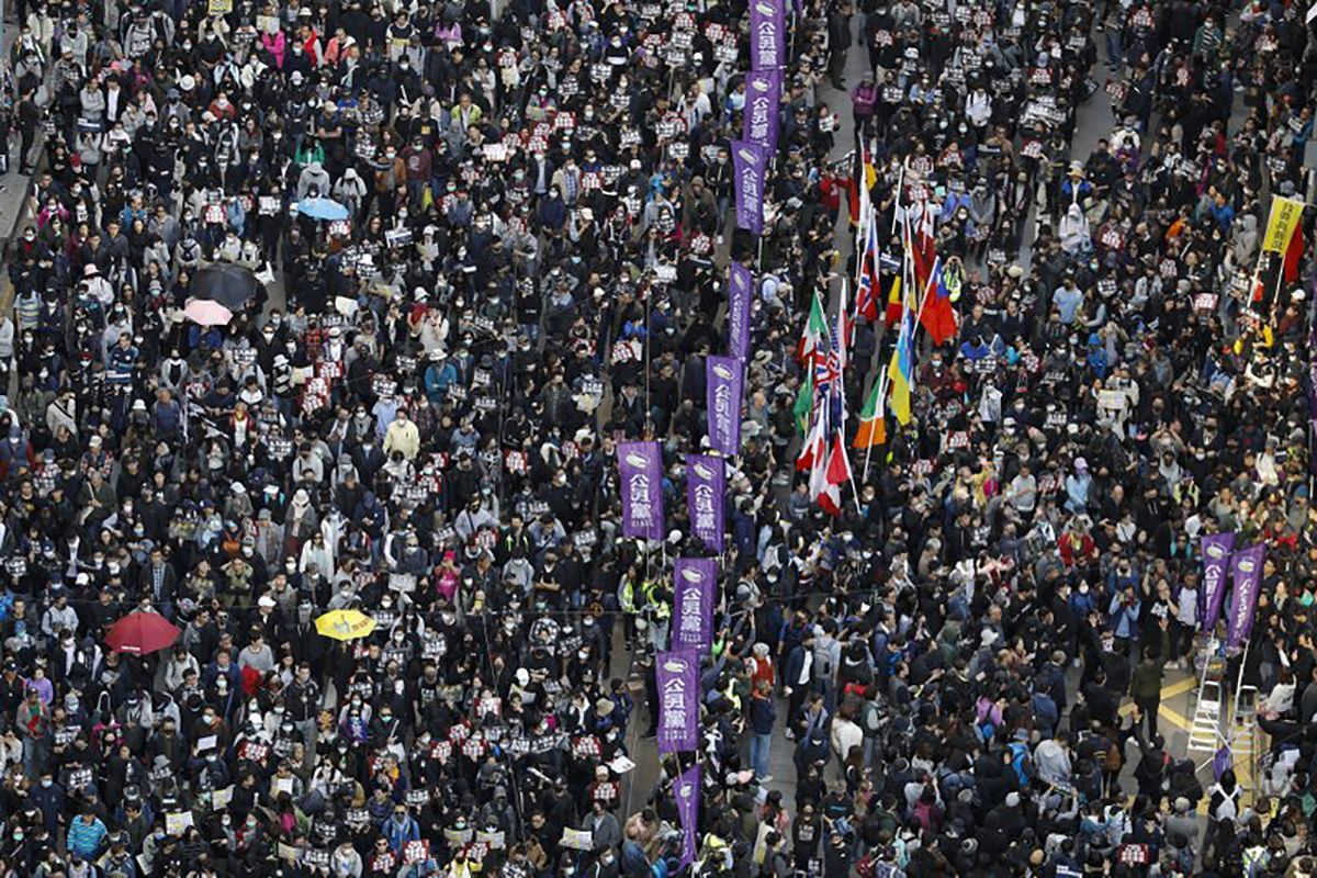 Протести у Гонконгу: сотні тисяч людей знову вийшли на вулиці: відео