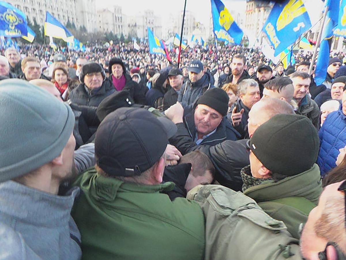 Порошенко забросали яйцами во время вече на Майдане: фото, видео