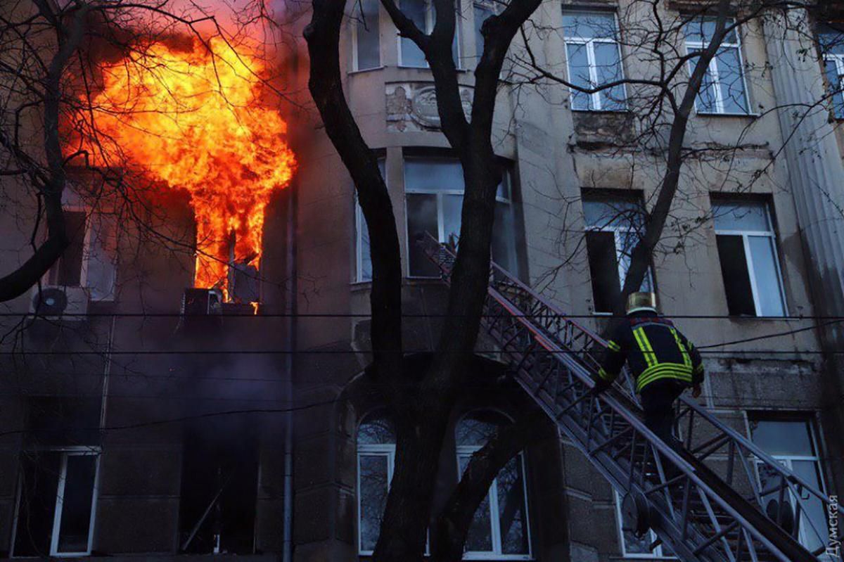 Пожежа в коледжі Одеси 4 грудня 2019 – комунальник рятував людей 