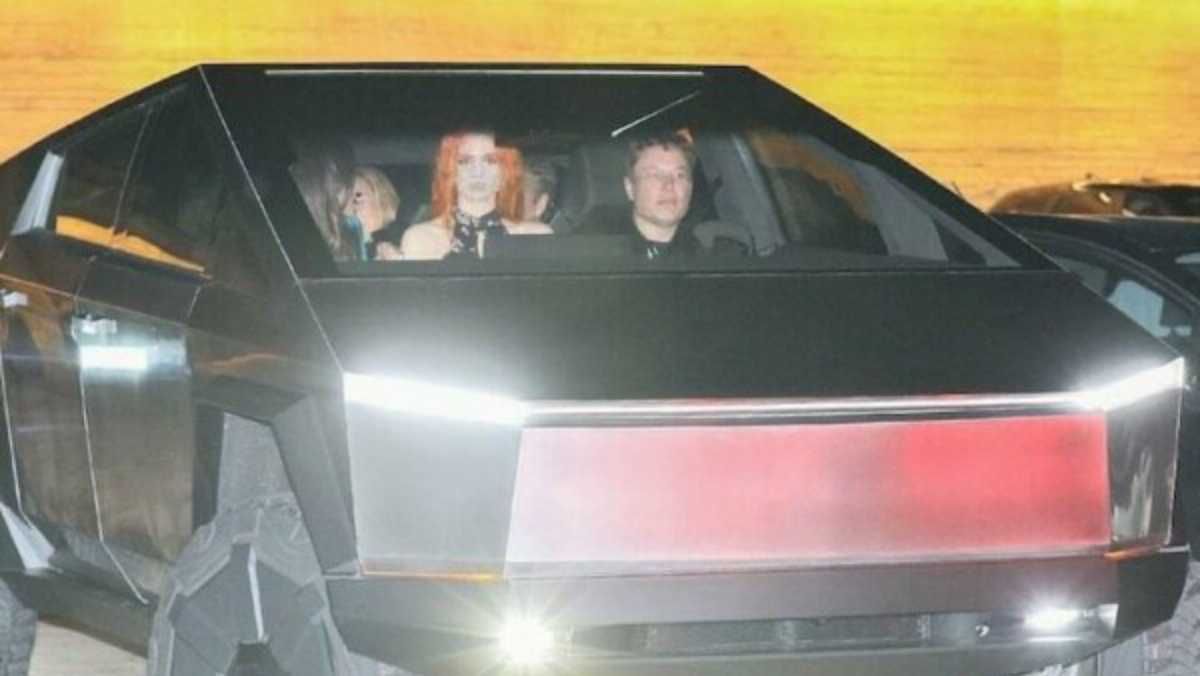 Фото дня: Ілон Маск проїхався на Cybertruck вулицями Лос-Анджелеса Фото дня: Ілон Маск проїхався на Cybertruck вулицями Лос-Анджелеса