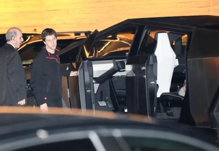 Маск проїхався на Cybertruck вулицями Лос-Анджелеса Маск проїхався на Cybertruck вулицями Лос-Анджелеса