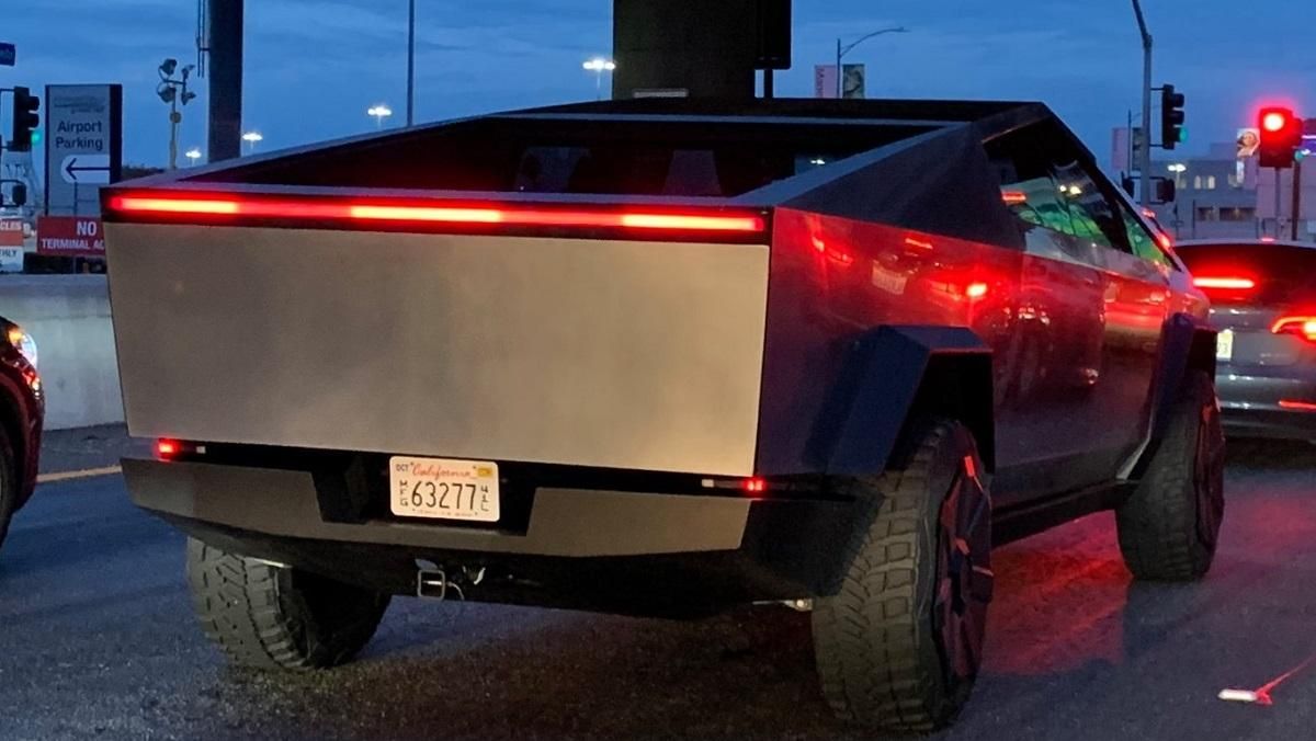 Ілон Маск збив дорожній обмежувач під час поїздки на новому Cybertruck: відео інциденту Ілон Маск збив дорожній обмежувач під час поїздки на новому Cybertruck: відео інциденту