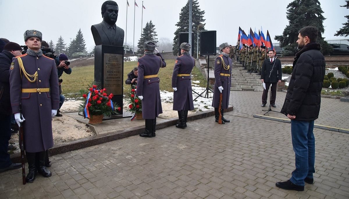 Російський депутат від Криму відкрив пам'ятник Кобзону в Донецьку: фото
