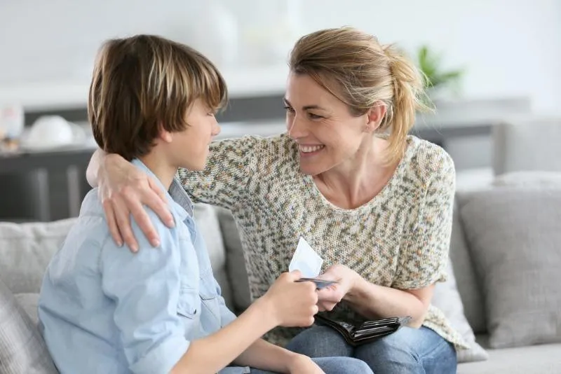 Не давайте дитині забагато кишенькових грошей Не давайте дитині забагато кишенькових грошей