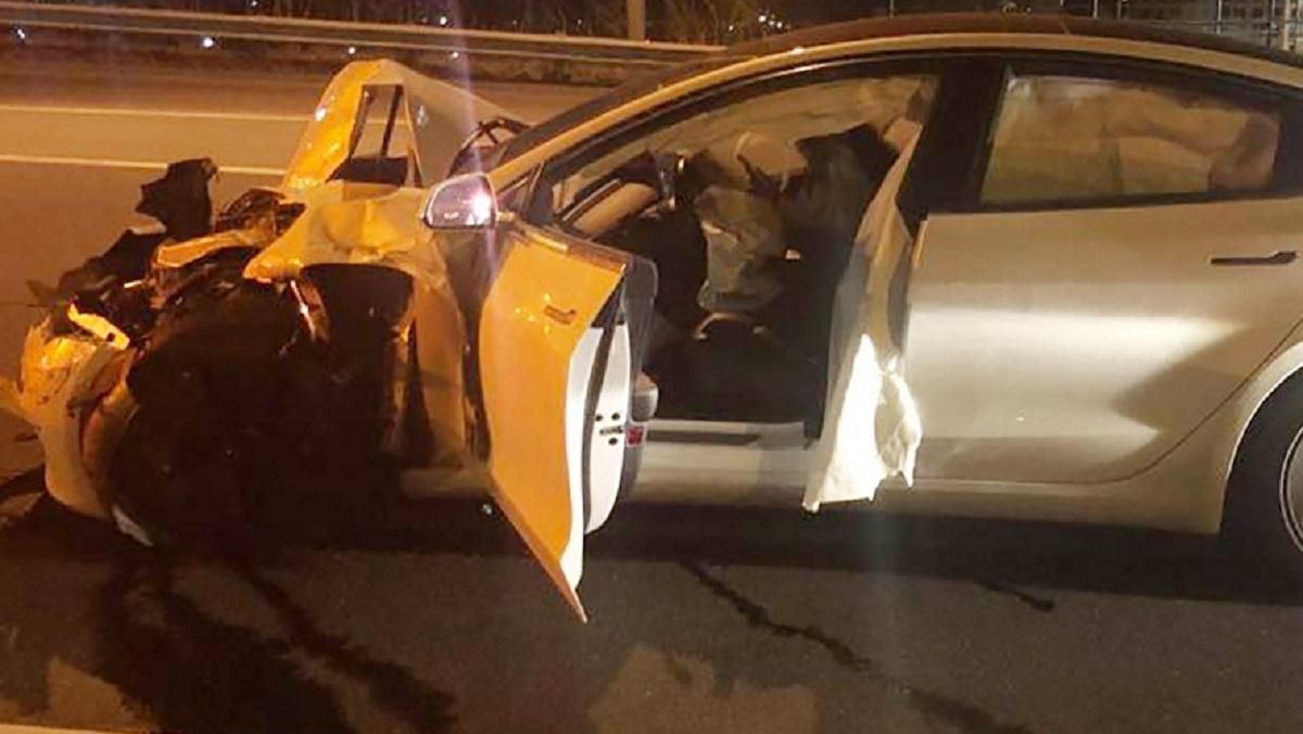 Tesla на автопилоте врезалась в полицейскую машину Tesla на автопилоте врезалась в полицейскую машину