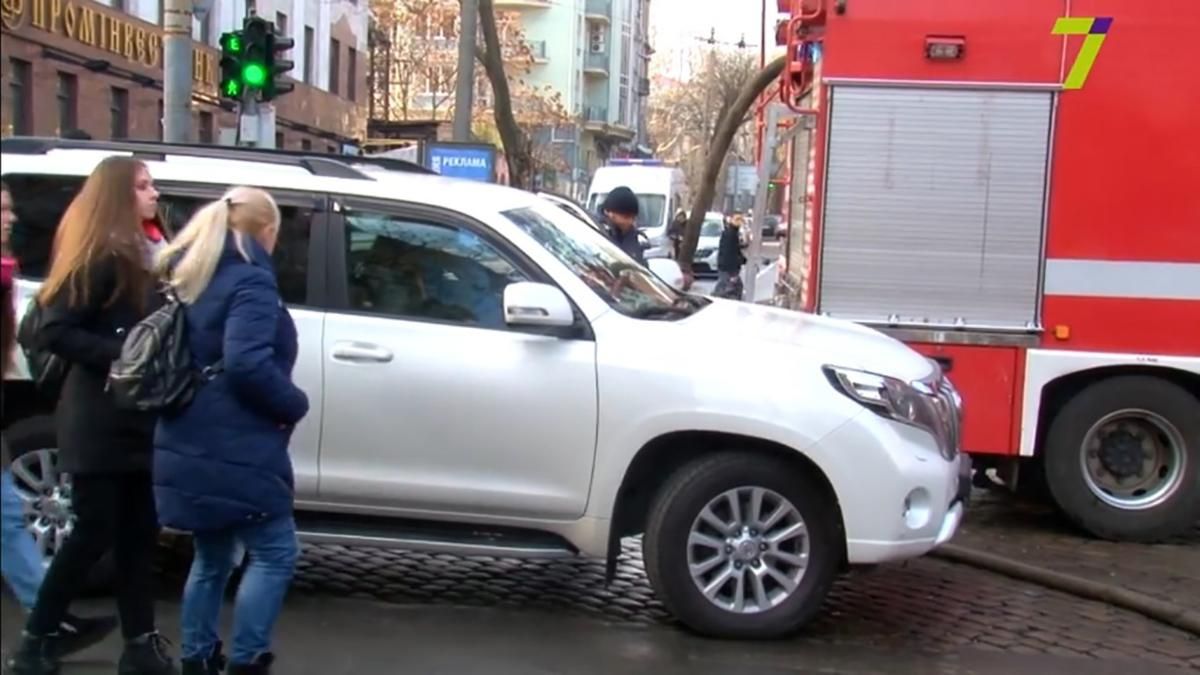 Авто "Юзіка" заблокувало рух пожежникам в Одесі: відео