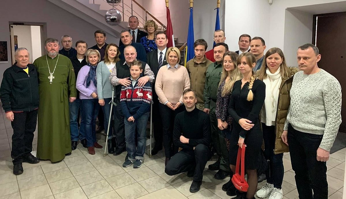 Бывшие пленники Кремля отправились на реабилитацию в Юрмалу: фото, видео Бывшие пленники Кремля отправились на реабилитацию в Юрмалу: фото, видео