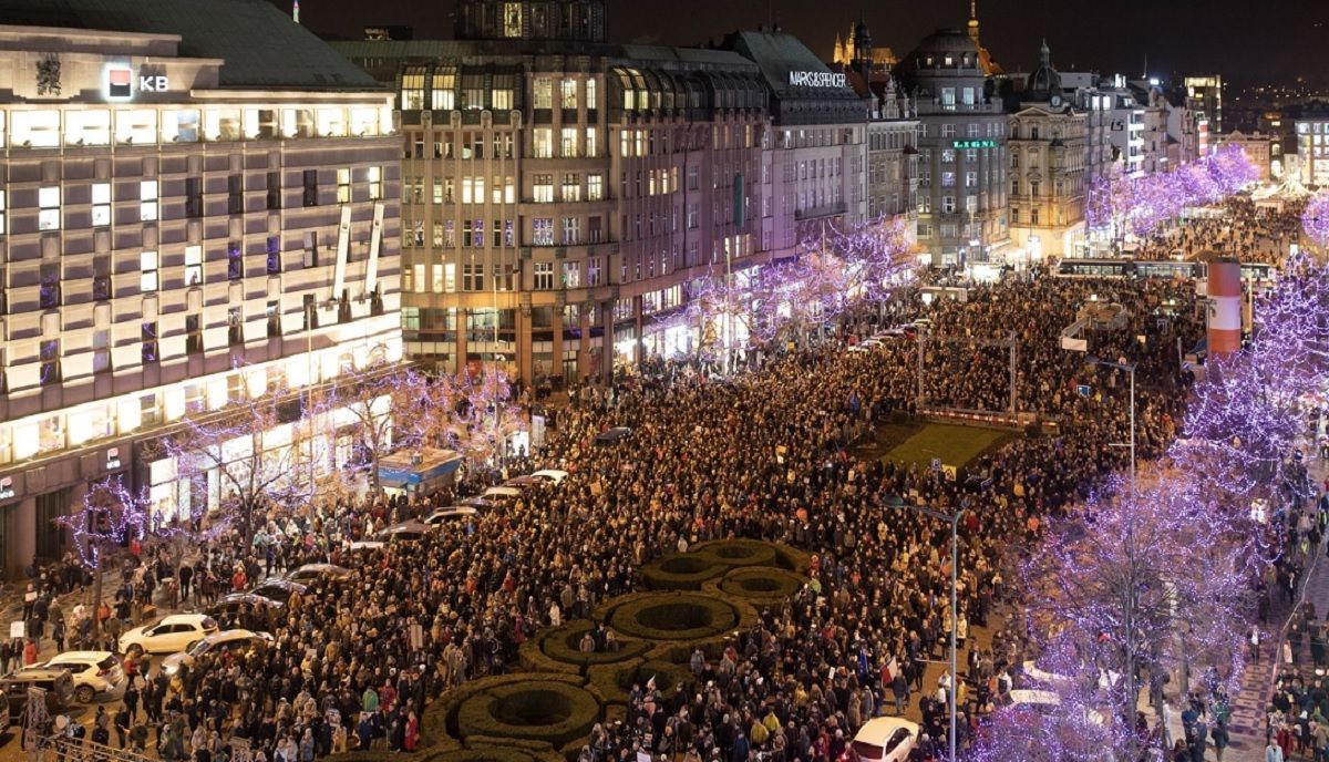 Протести у Празі: тисячі людей вимагають відставки прем'єр-міністра Чехії