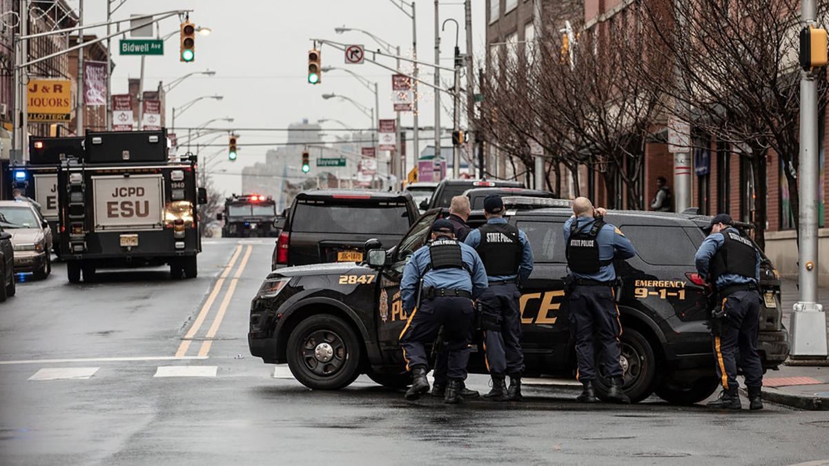 Невідомий відкрив вогонь по поліцейських у США: багато загиблих, зокрема цивільні 