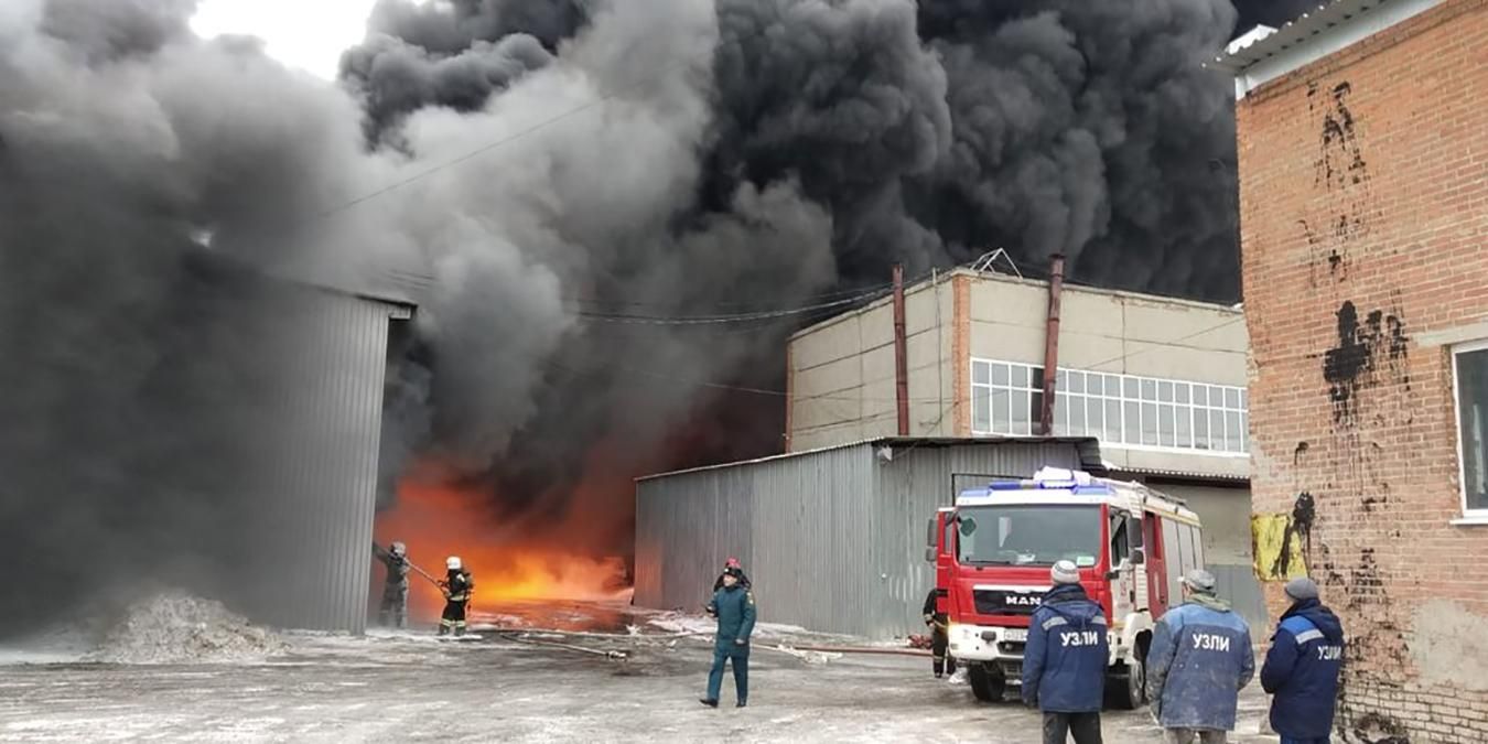 Горит завод сегодня. Пожар на Эльмаше сейчас Екатеринбург. Пожар Екатеринбург склады Эльмаш. Горящий склад на Эльмаше в Екатеринбурге. Екатеринбург пожар Эльмаш на Эльмаше сейчас.