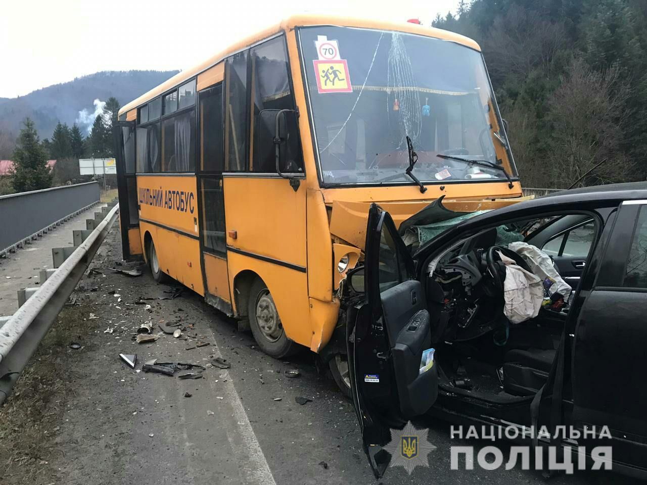 На Львівщині авто влетіло у шкільний автобус: п’ятеро постраждалих