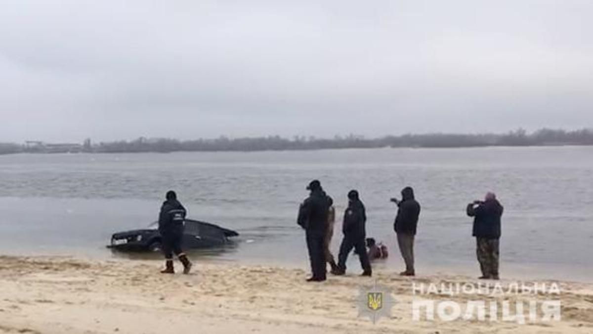 Браконьєр загубив авто в річці, тікаючи від поліції