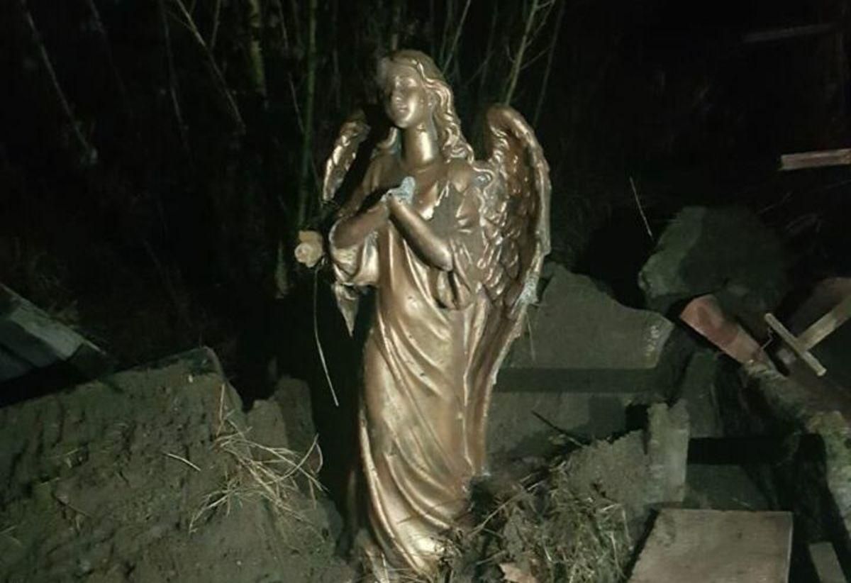 Заважав будуватися: на Київщині чоловік викинув на смітник пам’ятник Героям АТО Заважав будуватися: на Київщині чоловік викинув на смітник пам’ятник Героям АТО