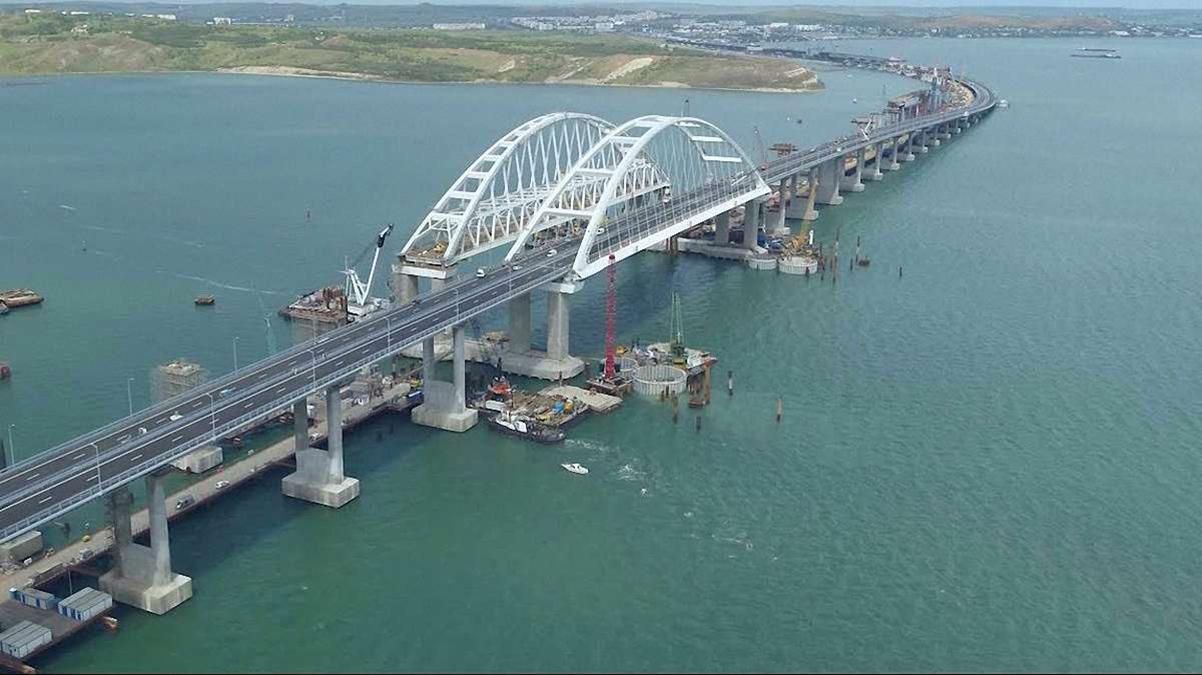 Уже и латки есть: как разрушается Крымский мост - фото