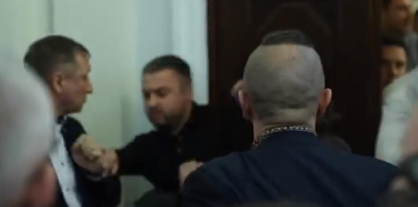 Бійка в Раді: прокуратура відкрила справу через побиття нардепа "Слуги народу" Бійка в Раді: прокуратура відкрила справу через побиття нардепа "Слуги народу"