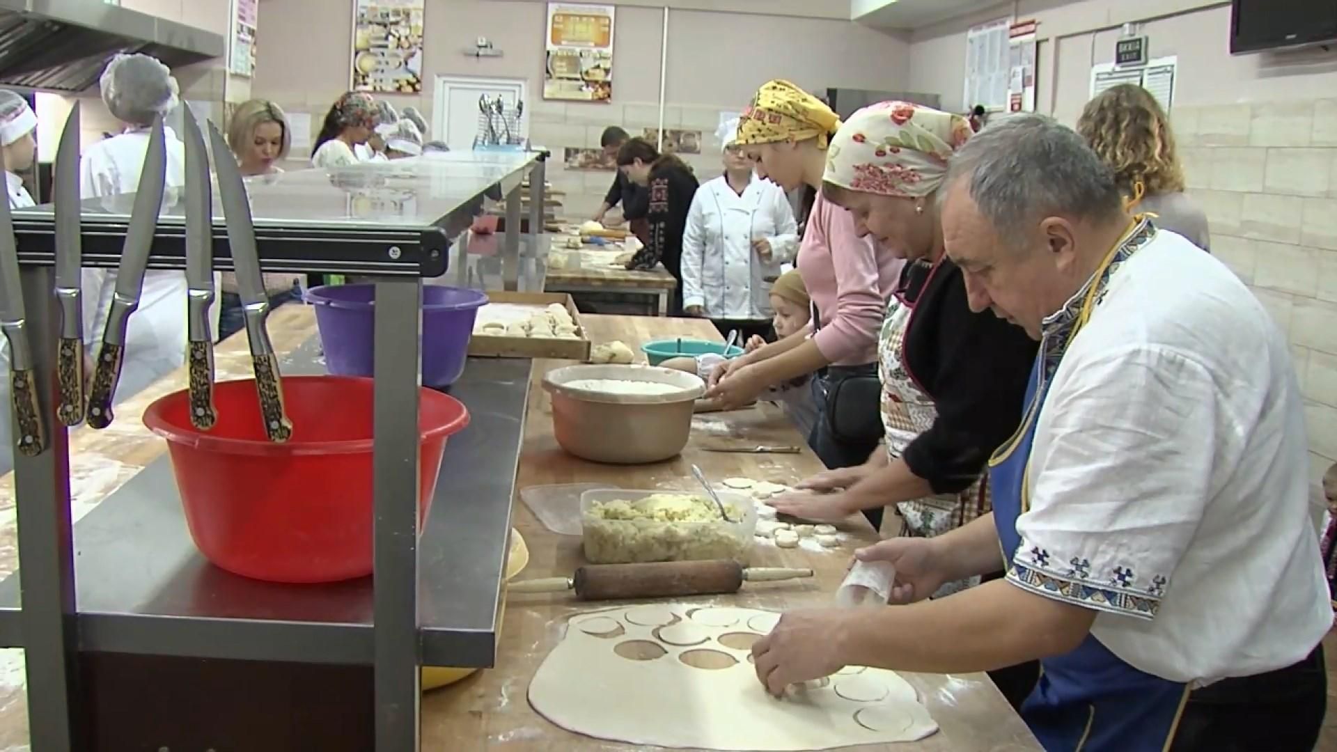 2000 вареников: как волонтеры в Ровно лепили вкусности на передовую 2000 вареников: как волонтеры в Ровно лепили вкусности на передовую