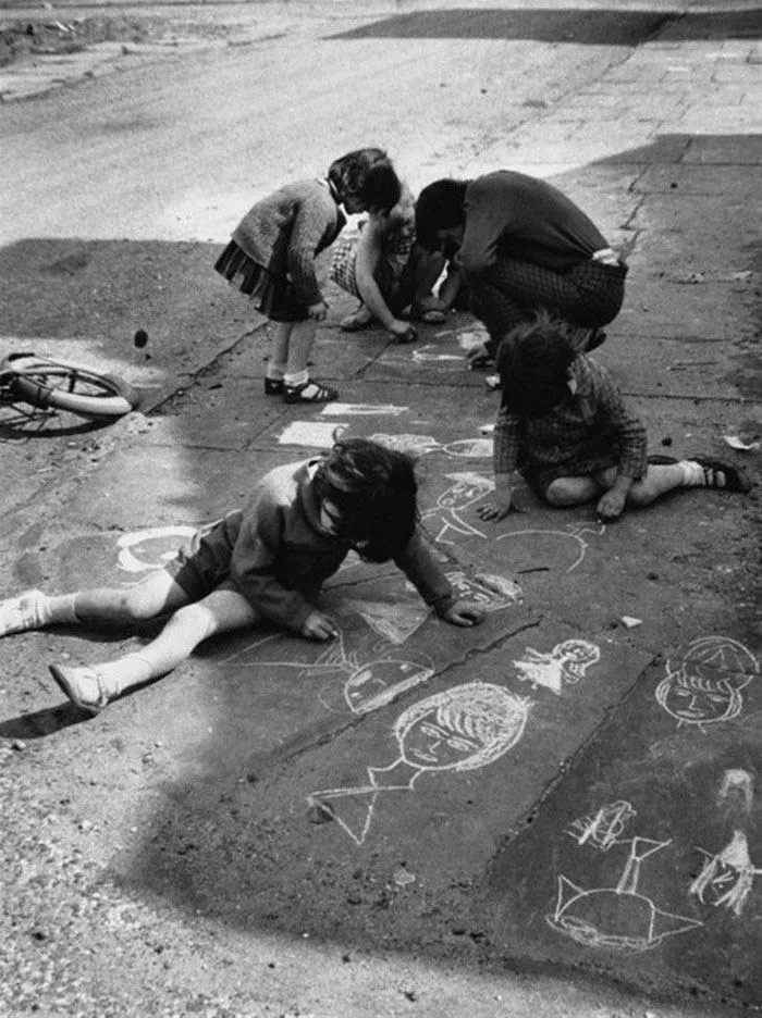 Діти малюють на асфальті