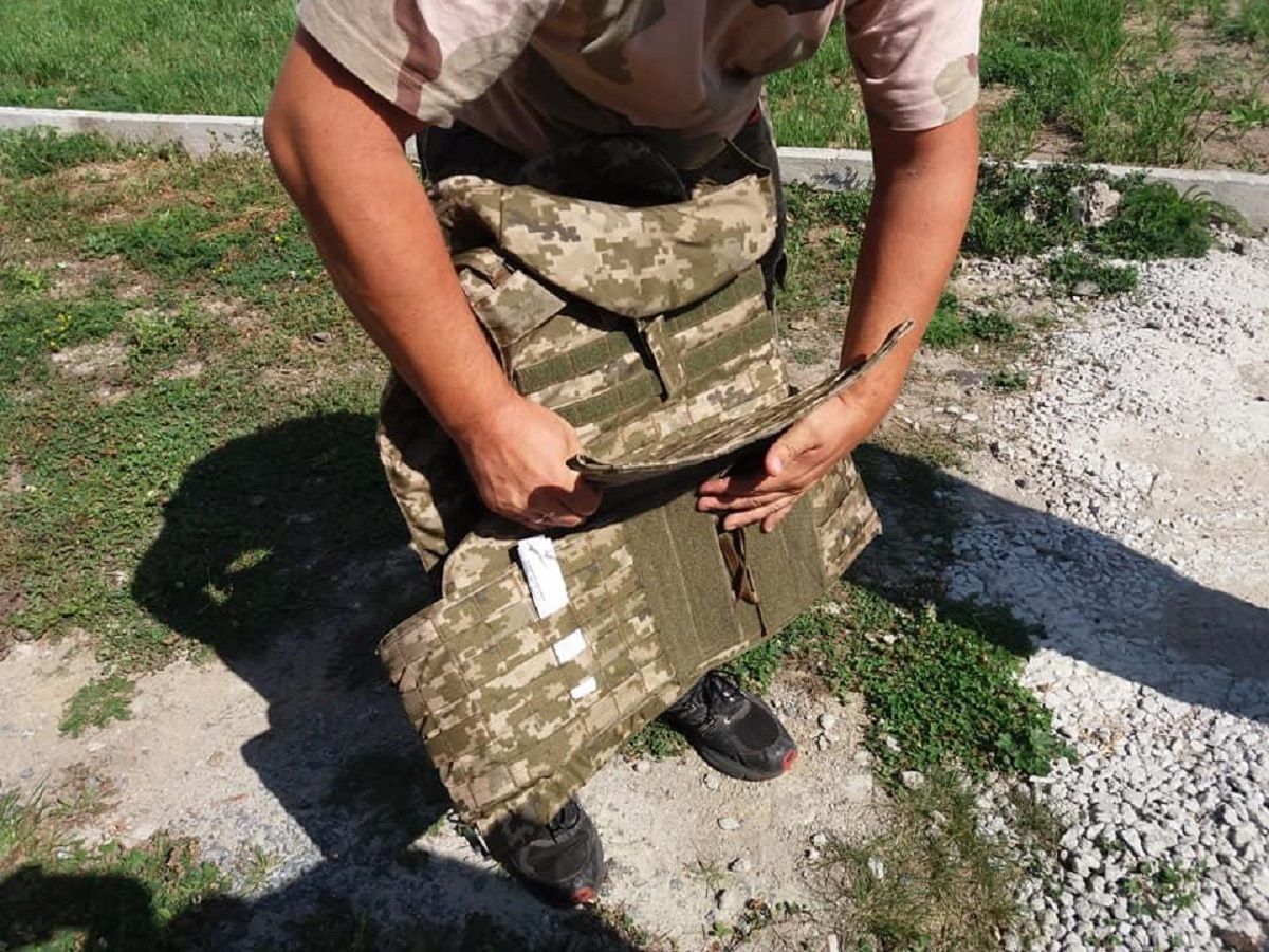 Справа бракованих бронежилетів: одного з підозрюваних відпустили під домашній арешт Справа бракованих бронежилетів: одного з підозрюваних відпустили під домашній арешт