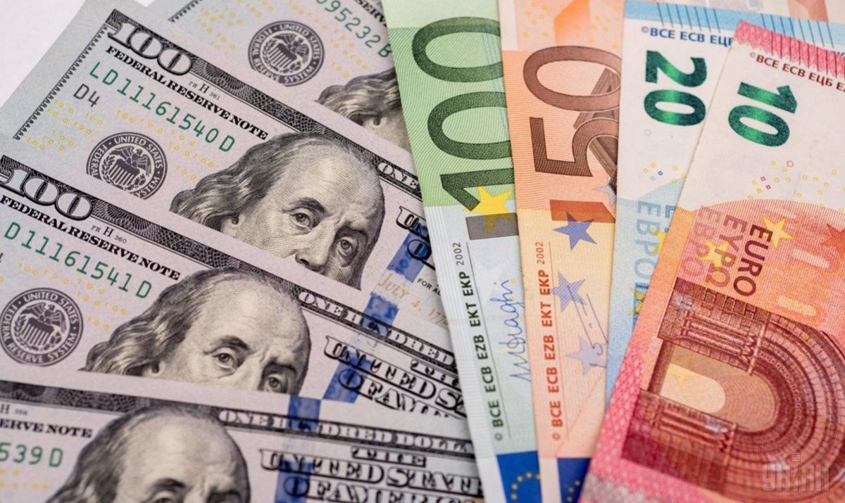 В якій валюті краще зберігати гроші: думка українців