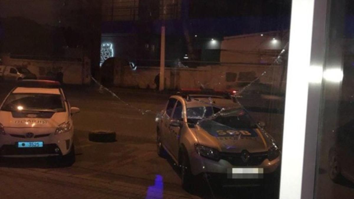 Хотіла покататися на машині: п'яна жінка розбила скло автосалону Хотіла покататися на машині: п'яна жінка розбила скло автосалону