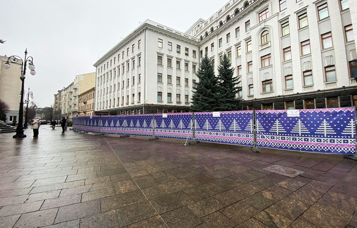 Перед офисом Зеленского заливают каток Перед офисом Зеленского заливают каток